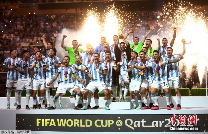 阿根廷队捧起大力神杯。
