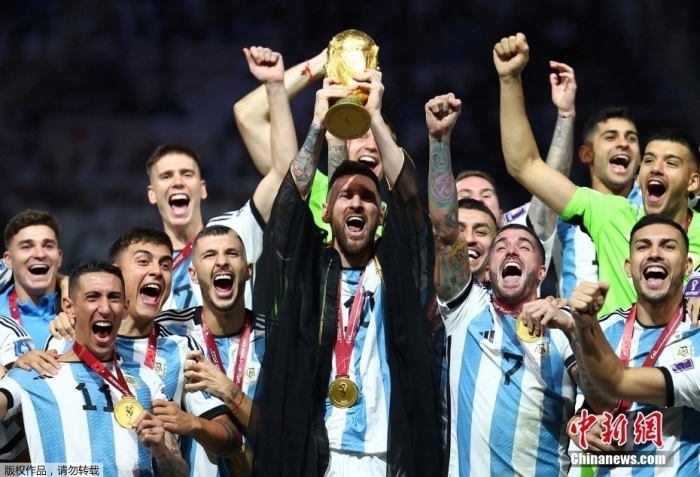 北京时间12月19日凌晨，2022卡塔尔世界杯决赛中，阿根廷队以总比分7：5击败法国队，捧起了大力神杯。