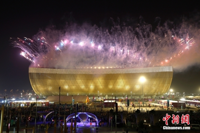 北京时间12月18日，2022年卡塔尔世界杯闭幕式在卢塞尔体育场举行，卢赛尔体育场由中方企业参与承建。
中新社
记者 富田 摄