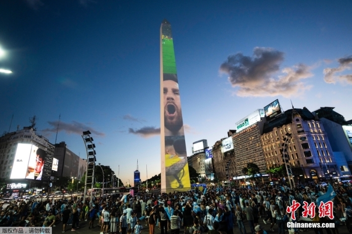 当地时间12月19日，阿根廷首都布宜诺斯艾利斯，大批民众在户外庆祝球队夺得世界杯冠军。