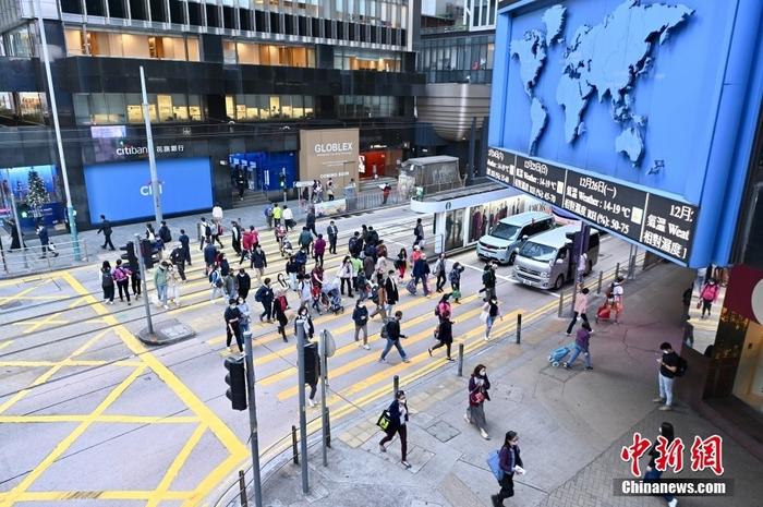 12月23日下午，香港特区政府举行“抢人才”“抢企业”措施记者会，讲述引进人才及企业的实施细节。特区政府将于28日推出“人才服务窗口”线上平台， 统筹招揽内地和海外人才策略， 在未来3年每年吸引至少3.5万名预计逗留至少12个月的人才来港。 “引进重点企业办公室”，则针对重点产业，主动引进各地重点企业。图为香港中环街头。 <a target='_blank' href='/'>中新社</a>记者 李志华 摄 　 　 　 　 　