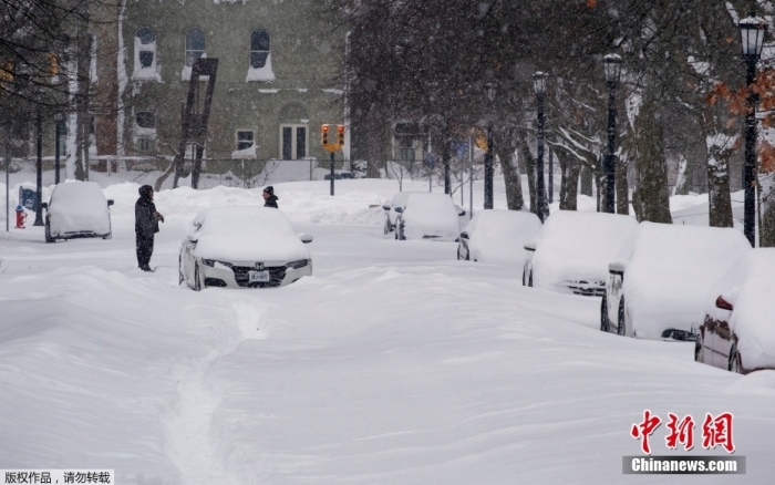 当地时间12月26日，美国白宫发表声明宣布，美国总统拜登批准纽约州进入紧急状态，并下令联邦政府对该州抗击暴风雪灾情提供援助，国土安全部、联邦紧急事务管理局将协调救灾工作。

美国纽约州西部地区正面临冬季风暴的严重冲击。该州西部部分地区的积雪深度达到约109厘米。纽约州西部布法罗市遭受了45年来最严重暴风雪的袭击，导致该市及周边地区交通瘫痪。

美国连日来遭受大范围冬季风暴侵袭，据美国全国广播公司12月26日报道，本轮冬季风暴已经在美国造成至少57人死亡，涉及纽约、伊利诺伊、科罗拉多等12个州。

图为当地时间12月26日，美国纽约州布法罗市，街头车辆被雪掩埋。

文字来源：央视新闻客户端