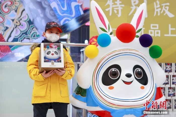 12月28日，“北京2022冰墩墩兔年特别版系列”在北京发布。此次系列新品是以北京传统民俗中的经典兔子形象“兔爷”为创意点，形成具有民族特色的“兔墩墩”。此次发布的“冰墩墩兔年特别版”系列新品，既是庆祝北京2022年冬奥会一周年，同时是对即将到来的兔年寄予新春的祝福。图为买到“兔墩墩”的小朋友在拍照。 <a target='_blank' href='/'>中新社</a>记者 贾天勇 摄