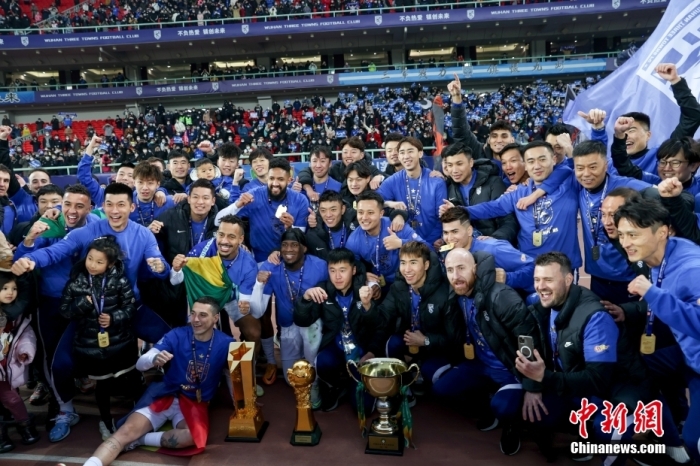 资料图：武汉三镇队队员庆祝2022赛季中超夺冠。 <a target='_blank' href='/'>中新社</a>记者 张畅 摄 　
