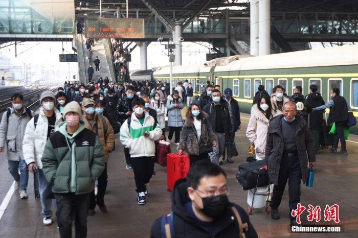 1月6日，江苏南京，旅客们在火车站出行。2023年春运从1月7日开始，到2月15日结束，一共40天。据中国交通运输部初步分析研判，春运期间客流总量约为20.95亿人次。 <a target='_blank' href='/'>中新社</a>记者 泱波 摄