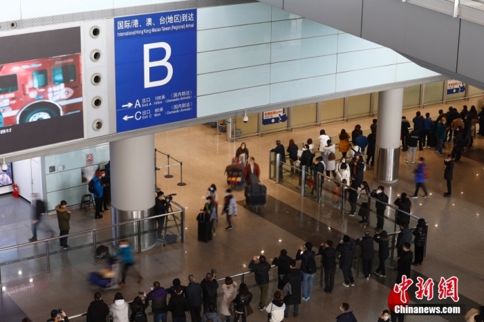 资料图：1月8日，旅客推行李走出北京首都国际机场T3航站楼国际到达出口。 <a target='_blank' href='/'>中新社</a>记者 富田 摄