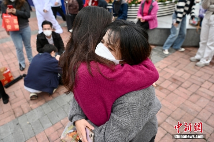 1月8日，香港与内地首日“通关”，有前来迎接的亲友与香港旅客相拥。中新社记者 李志华 摄