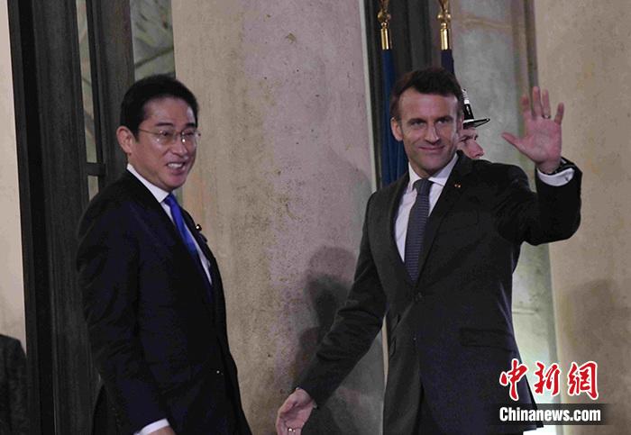 当地时间1月9日晚，法国总统马克龙在巴黎爱丽舍宫会见日本首相岸田文雄。 中新社记者 李洋 摄