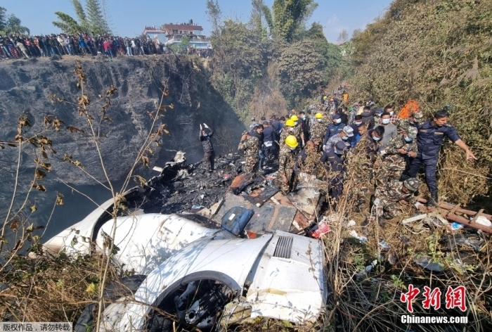 尼泊尔客机坠毁事件有幸存者 当地官员：已送往医院
