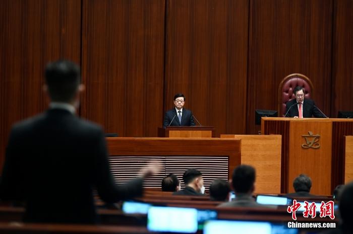 1月19日，香港特区行政长官李家超出席立法会行政长官答问会答复议员的质询。图为议员向李家超提出质询。 <a target='_blank' href='/'>中新社</a>记者 李志华 摄