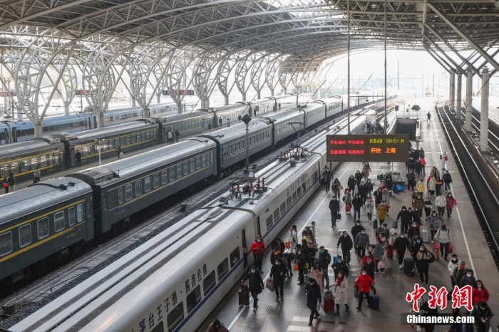 资料图：1月27日，旅客在南京火车站出行。当日是春节假期最后一天，长三角铁路迎来返程客流。 <a target='_blank' href='/'>中新社</a>记者 泱波 摄