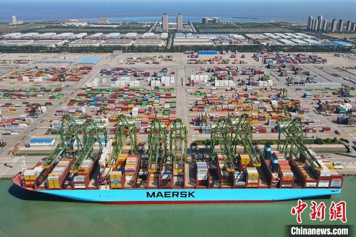资料图：一艘货轮在天津港太平洋国际集装箱码头进行装卸作业。(无人机照片)
中新社
记者 佟郁 摄