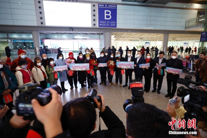 2月6日17时20分，17名香港游客乘CA112航班抵达北京首都国际机场，开启五天的北京之旅。这是内地居民与香港、澳门团队旅游经营活动恢复后，首个由香港出发赴京的旅行团。图为旅行团在北京首都国际机场T3航站楼国际/港、澳、台（地区）到达出口合影留念。图/<a target='_blank' href='/'>中新社</a>记者 富田