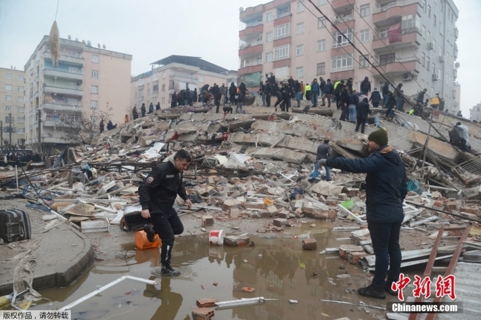 当地时间2月6日凌晨，土耳其南部地区发生7.8级地震，土图为地震救援现场。