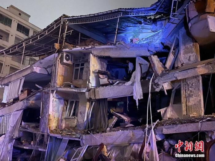 当地时间2月6日，土耳其加齐安泰普，当地发生7.4级地震，建筑物被破坏。图/视觉中国