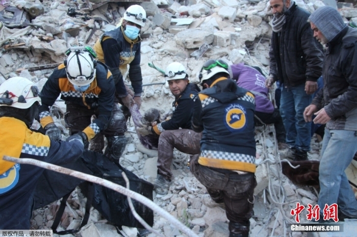 当地时间2月7日，叙利亚Al Atareb，救援人员救出一名被困者。