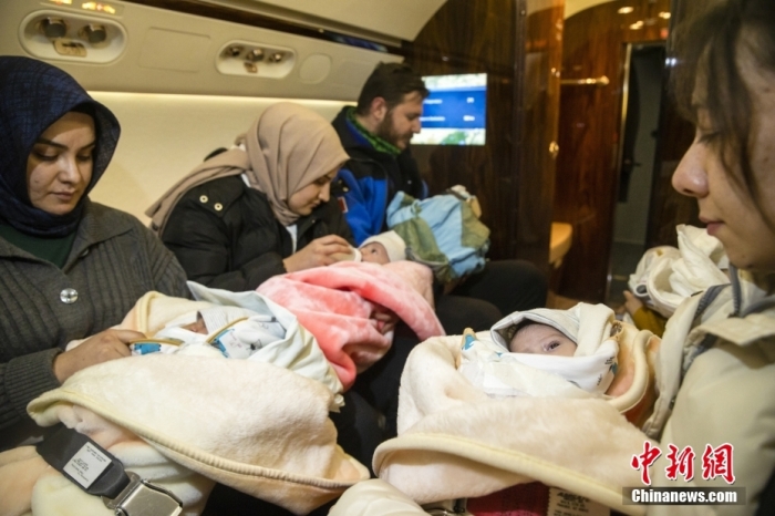 当地时间2023年2月8日，土耳其卡赫拉曼马拉什，强震后从倒塌建筑废墟中救出的婴儿正被土耳其总统专机转移到安卡拉，16名因地震而无人陪伴的婴儿被转移到安卡拉照顾。图/视觉中国