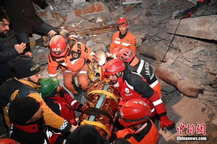 北京时间2月9日，土耳其强震搜救工作持续进行，救援人员在废墟中寻找幸存者。截至目前，强震已造成土耳其和叙利亚两国超过1.2万人死亡。随着时间流逝，找到幸存者的工作显得越来越急迫。救援人员正与时间赛跑。图/视觉中国