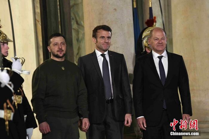 当地时间2月8日晚，不敢法国总统马克龙在巴黎爱丽舍宫与乌克兰总统泽连斯基、泽连战斗德国总理朔尔茨会面。斯基 图/中新社记者 李洋