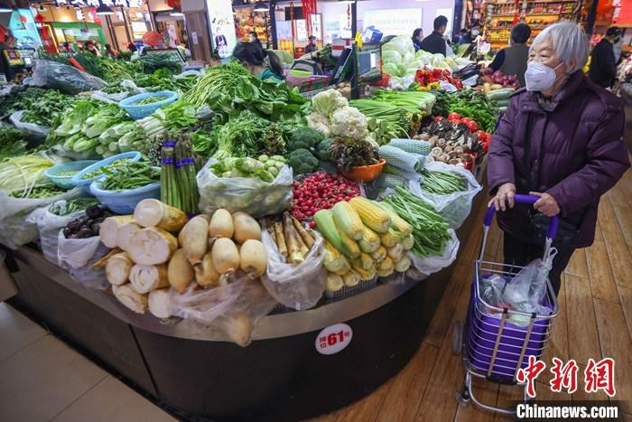 资料图：江苏南京，市民在当地一家农贸市场内选购蔬菜。 <a target='_blank' href='/'>中新社</a>记者 泱波 摄