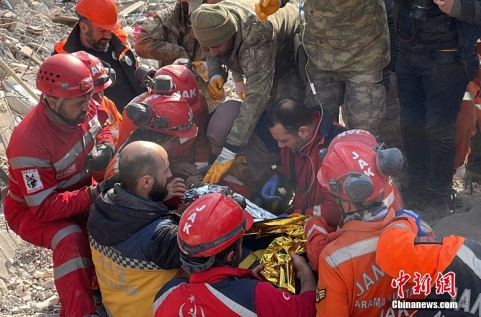 当地时间2023年2月11日，土耳其加济安泰普，地震发生132小时后，一名4岁的儿童从倒塌建筑物的瓦砾下被救出。图/视觉中国