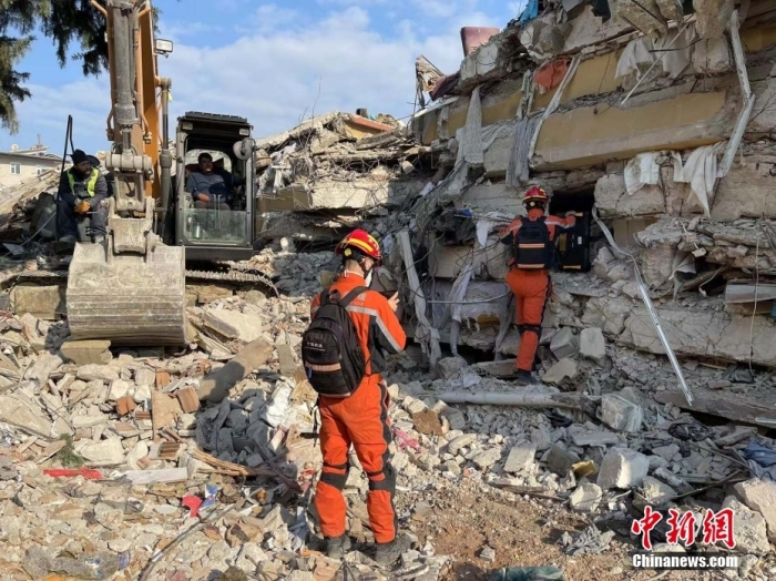 当地时间2月12日，正在土耳其搜救的中国救援队共派出2个批次、42名救援队员，营救1名被困人员，搜寻出3名遇难者，对4栋倒塌严重的建筑进行生命迹象和风险评估。12日下午，正在土耳其哈塔伊省安塔基亚市实施搜救的中国救援队经过4个多小时的努力与土方合作营救出一名50多岁男性幸存者。
截至目前，中国救援队累计派出13个批次、206人次救援人员，共营救幸存者6人、搜寻出8名遇难者。图为国家大街搜索评估现场。应急管理部 供图