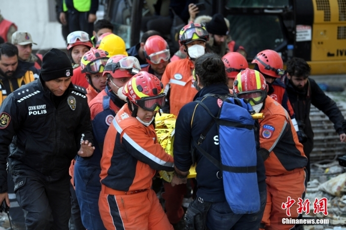 当地时间2月12日，正在土耳其搜救的中国救援队共派出2个批次、42名救援队员，营救1名被困人员，搜寻出3名遇难者，对4栋倒塌严重的建筑进行生命迹象和风险评估。12日下午，正在土耳其哈塔伊省安塔基亚市实施搜救的中国救援队经过4个多小时的努力与土方合作营救出一名50多岁男性幸存者。
截至目前，中国救援队累计派出13个批次、206人次救援人员，共营救幸存者6人、搜寻出8名遇难者。图为第六名幸存者营救现场。应急管理部 供图