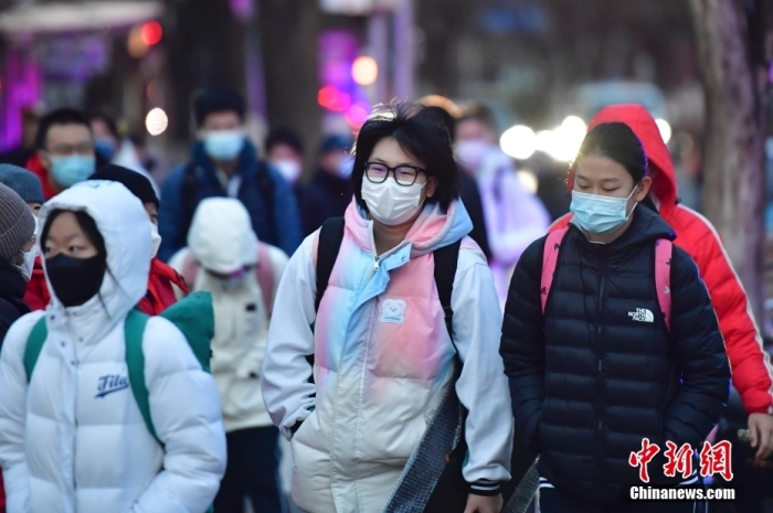 2月13日，北京中小学学生迎来开学日，中学生前往校园。<a target='_blank' href='/'>中新社</a>记者 田雨昊 摄