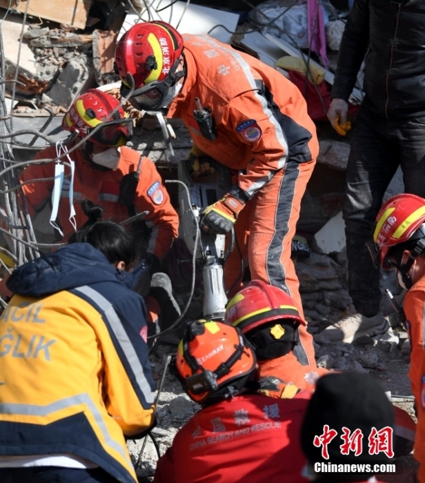 当地时间2月12日，正在土耳其搜救的中国救援队共派出2个批次、42名救援队员，营救1名被困人员，搜寻出3名遇难者，对4栋倒塌严重的建筑进行生命迹象和风险评估。12日下午，正在土耳其哈塔伊省安塔基亚市实施搜救的中国救援队经过4个多小时的努力与土方合作营救出一名50多岁男性幸存者。
截至目前，中国救援队累计派出13个批次、206人次救援人员，共营救幸存者6人、搜寻出8名遇难者。图为第六名幸存者营救现场。应急管理部 供图