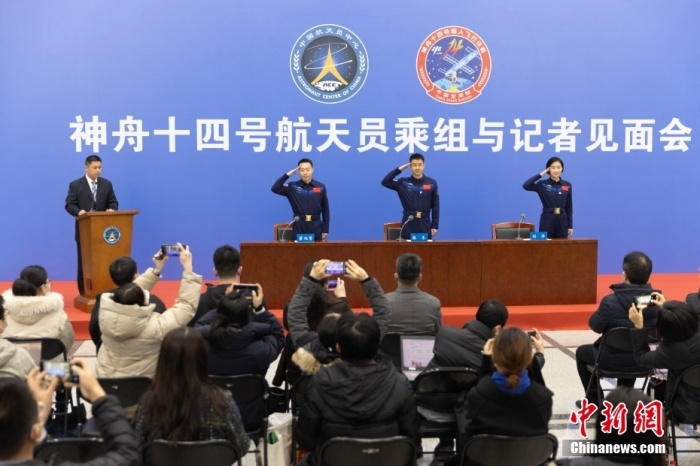 2月17日下午，在神舟十四号航天员乘组返回75天后，中国航天员中心在北京航天城举行乘组与记者见面会。杨佳 摄
