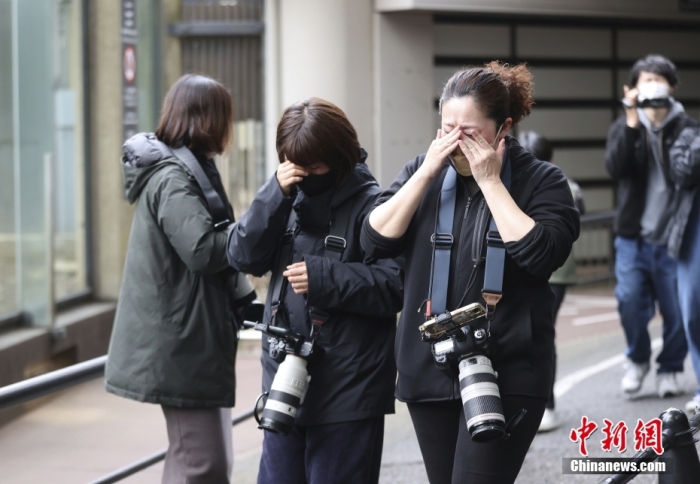 一些游客离开时难掩泪水。图/视觉中国