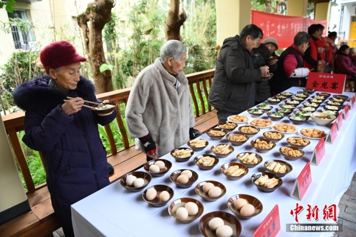 2月21日是农历二月初二，俗称“龙抬头”。在重庆一养老院，老人们品尝“全龙宴”。“全龙宴”美食都以“龙”进行命名，“龙须”是面条、“龙耳”是水饺、“龙眼”是馄饨、“龙鳞”是春饼。<a target='_blank' href='/'>中新社</a>记者 陈超 摄