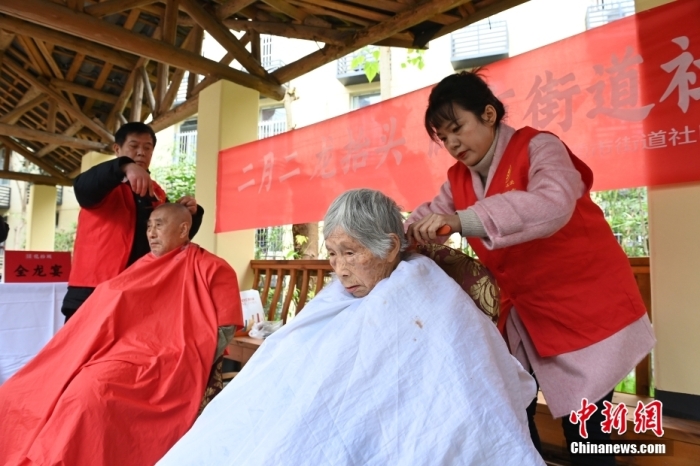 资料图：几位爱心志愿者在重庆一养老院为老人们免费理发。<a target='_blank' href='/'>中新社</a>记者 陈超 摄