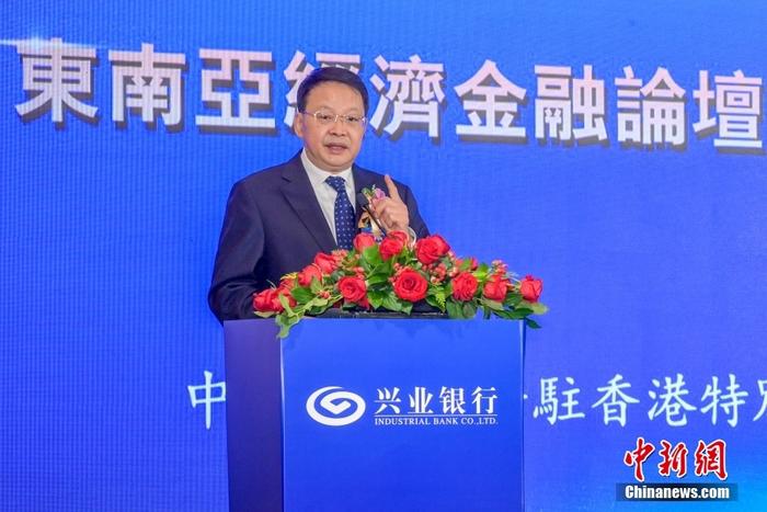 2月22日，东南亚经济金融论坛暨兴业东南亚研究院揭牌仪式在香港举行，与会嘉宾共同为推进高水平对外开放出谋划策。图为香港中联办副主任尹宗华致辞。 <a target='_blank' href='/'>中新社</a>记者 陈永诺 摄