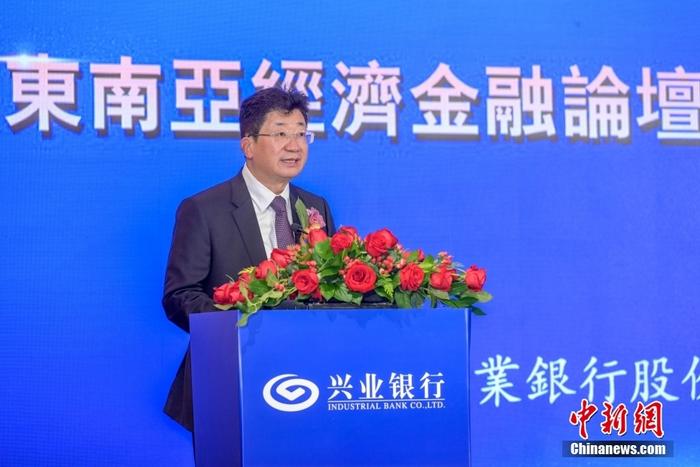 2月22日，东南亚经济金融论坛暨兴业东南亚研究院揭牌仪式在香港举行，与会嘉宾共同为推进高水平对外开放出谋划策。图为兴业银行董事长吕家进致辞。 <a target='_blank' href='/'>中新社</a>记者 陈永诺 摄