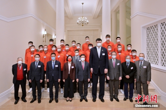 李家超（前排中）、香港中联办副主任卢新宁（前排左四）、中国篮球协会主席及中国国家男子篮球队领队姚明（前排右四）等嘉宾合照。香港特区政府新闻处 供图