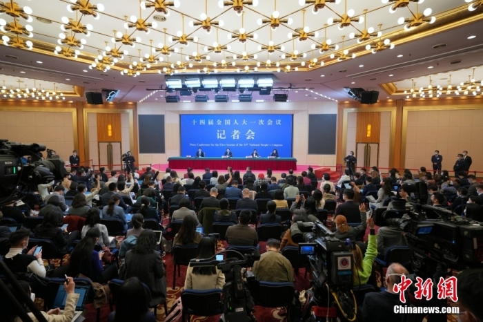 3月7日，十四届全国人大一次会议在北京梅地亚中心多功能厅举行记者会，外交部长秦刚就“中国外交政策和对外关系”相关问题回答中外记者提问。<a target='_blank' href='/'>中新社</a>记者 毛建军 摄