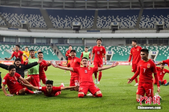 图为中国队球员庆祝胜利。图/视觉中国