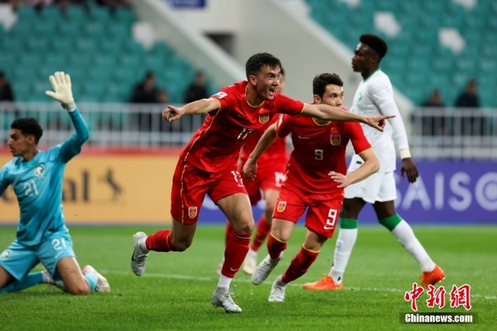 图为木塔力甫庆祝打进中国队第一球。图/视觉中国