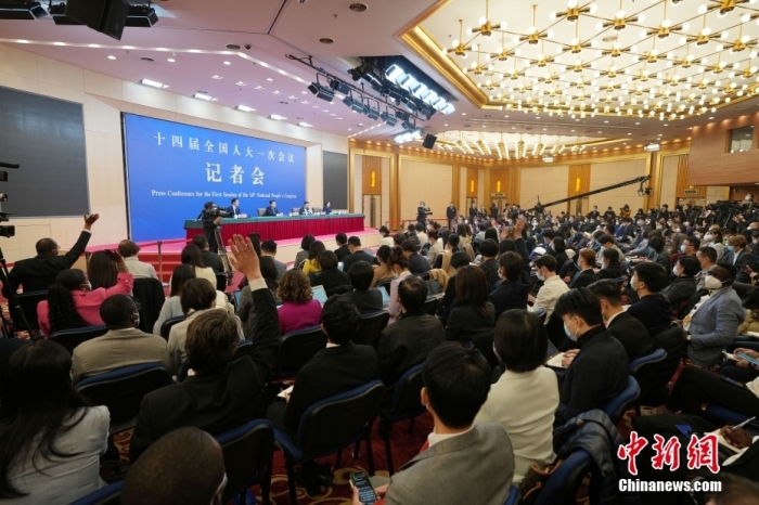 3月7日，十四届全国人大一次会议在北京梅地亚中心多功能厅举行记者会，外交部长秦刚就“中国外交政策和对外关系”相关问题回答中外记者提问。<a target='_blank' href='/'>中新社</a>记者 毛建军 摄