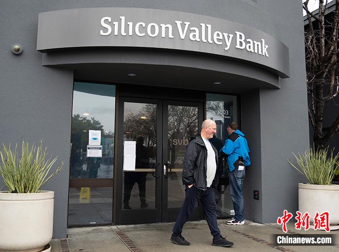 当地时间3月10日，一名男子从美国加州圣克拉拉市硅谷银行总部门前经过。当日，美国联邦存款保险公司(FDIC)表示，硅谷银行因资不抵债已被加利福尼亚州监管部门关闭，由该公司接管。硅谷银行母公司硅谷金融集团的股票在10日的盘前交易中暴跌，随后进入停牌状态。 <a target='_blank'  data-cke-saved-href='/' href='/'>中新社</a>记者 刘关关 摄