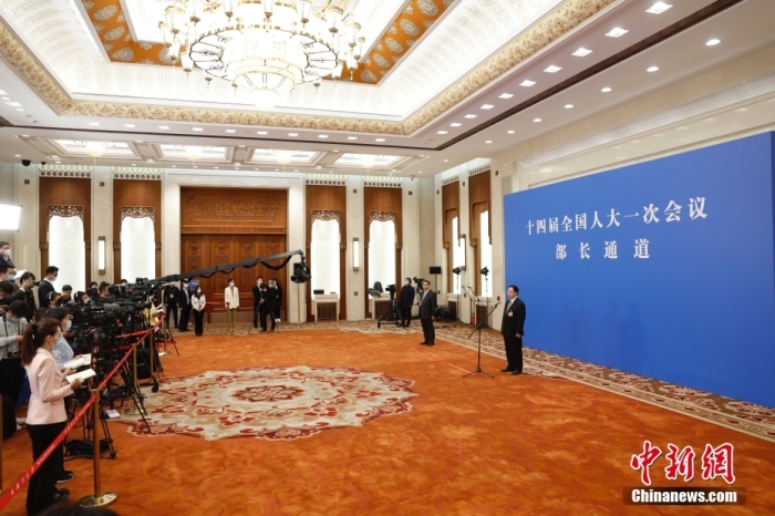 3月12日，十四届全国人大一次会议在北京人民大会堂举行第三场“部长通道”采访活动。图为自然资源部部长王广华接受媒体采访。<a target='_blank' href='/'><p  align=