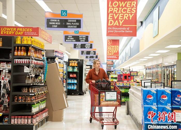 当地时间3月14日，顾客在美国加州圣马特奥县一家超市购物。美国劳工部当日公布的数据显示，今年2月美国消费者价格指数(CPI)环比增长0.4%，涨幅较1月有所收窄，但仍处于高位。
中新社
记者 刘关关 摄