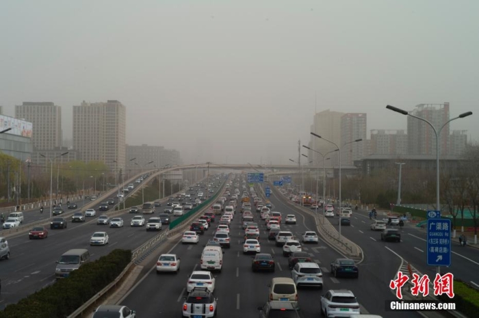 北京市气象台3月22日05时40分升级发布沙尘暴黄色预警信号。图为当日上班早高峰，北京市已出现明显沙尘天气。<a target='_blank' href='/'>中新社</a>记者 盛佳鹏 摄