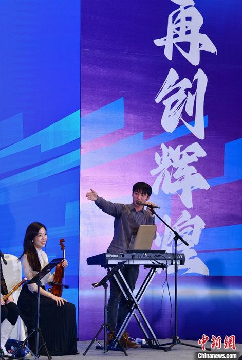 图为3月9日，福建福州，张家豪(右)与林佳臻在台上演出。 <a target='_blank' href='/'>中新社</a>记者 吕明 摄