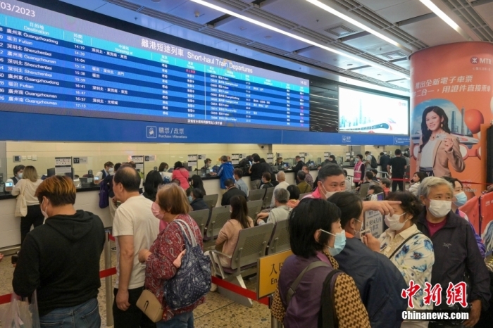 3月23日，香港西九龙高铁站发售将于4月1日起恢复的广深港高铁香港段跨省长途列车车票。图为众多购票者到香港西九龙高铁站购买车票。<a target='_blank' href='/'>中新社</a>记者 陈永诺 摄