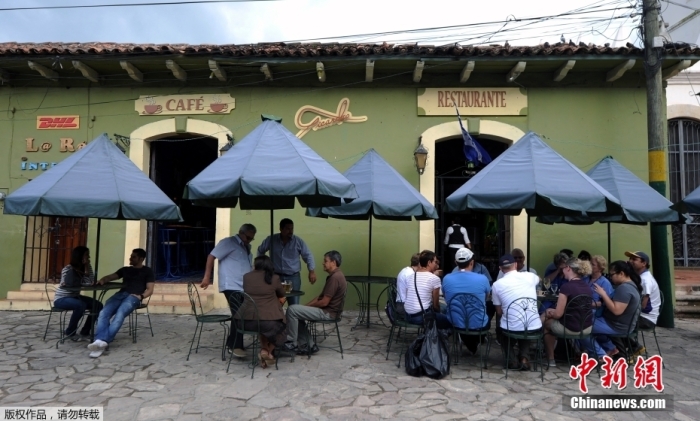 科马亚瓜是洪都拉斯中西部的城市，在胡姆亚河西岸，为该国西部的商业中心，海拔459米，拥有5万人口。1880年前曾为共和国首都，市内多殖民时期建筑，有中美洲最古老的大学。科马亚瓜的殖民历史悠久，遗留众多西班牙风格建筑。图为洪都拉斯科马亚瓜的一家餐厅景象。