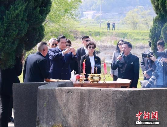 Ma Ying-jeou honors ancestors in mainland's Hunan Province