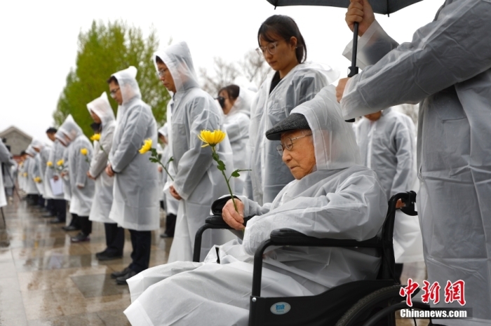 95岁抗战老战士与港澳台同胞代表等在抗战馆缅怀英烈