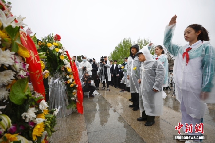 95岁抗战老战士与港澳台同胞代表等在抗战馆缅怀英烈